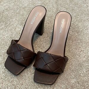 NWOT Top Moda Heel